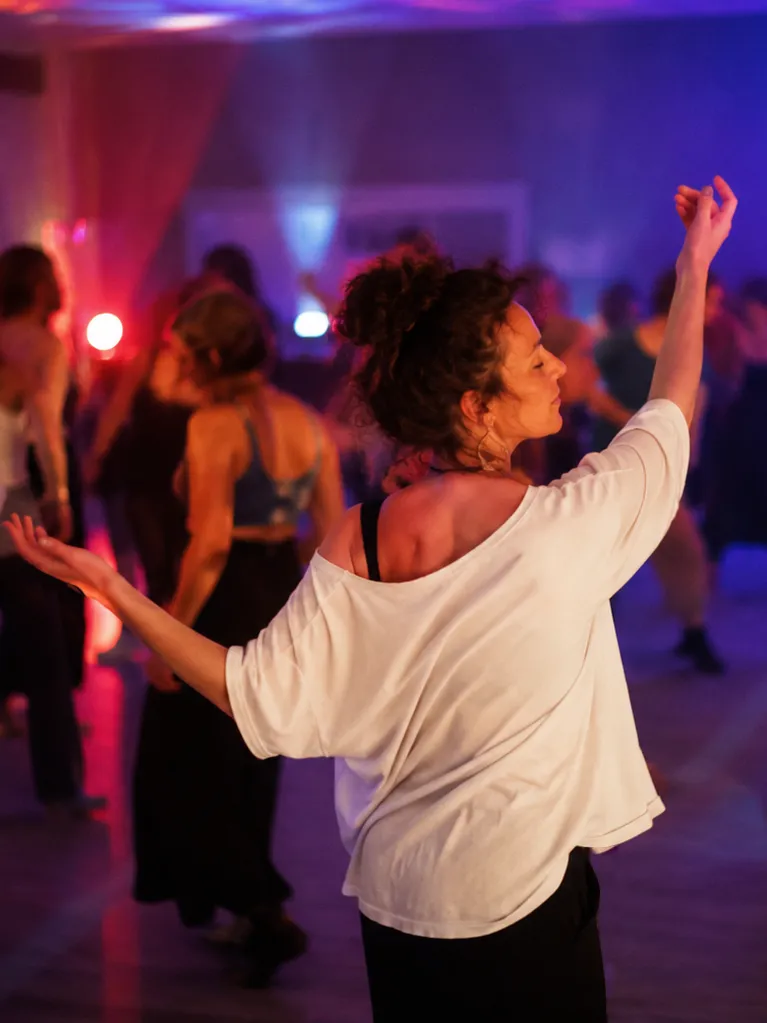 Une danseuse emportée par la musique