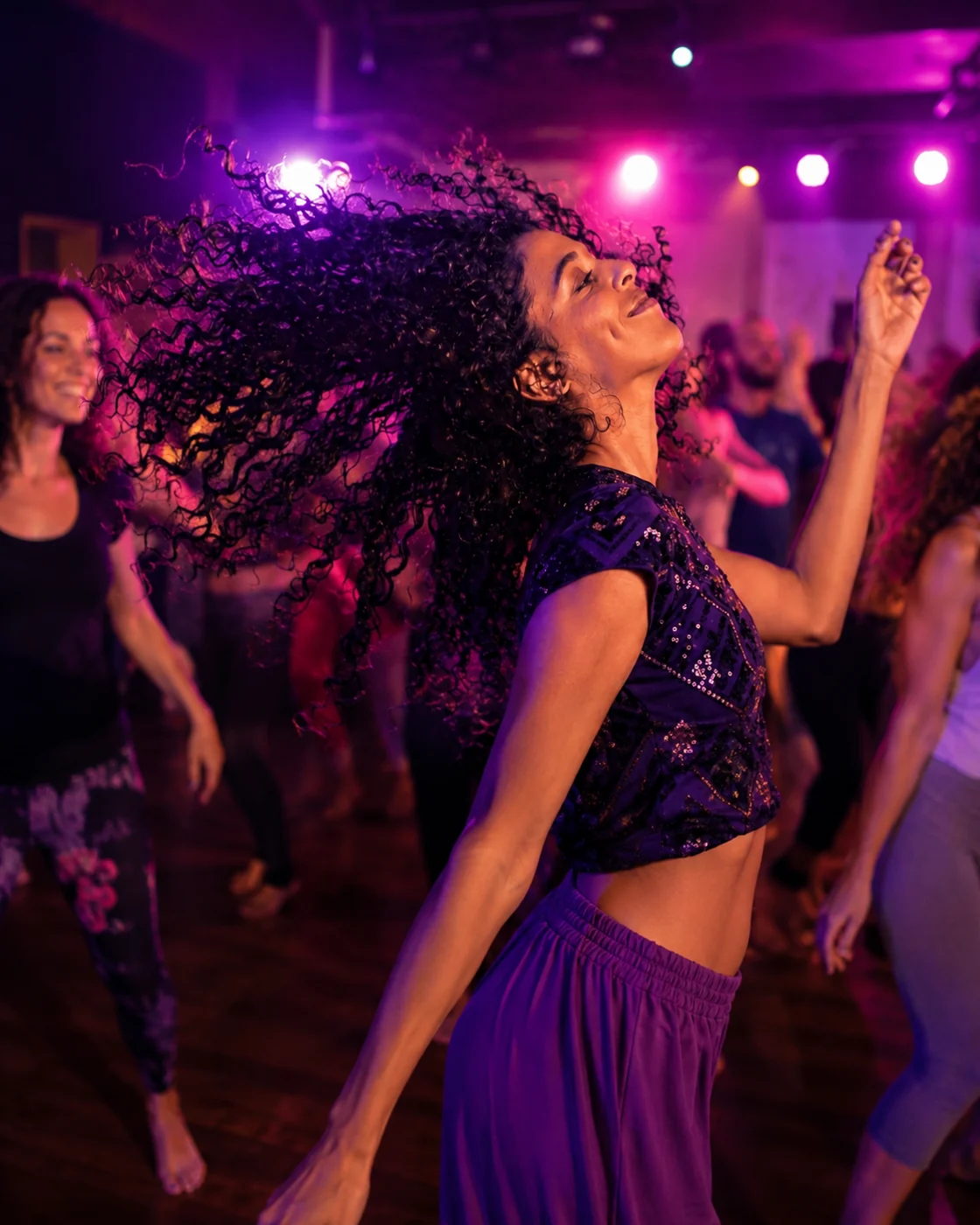 Une danseuse profite de la musique, les cheveux en mouvement