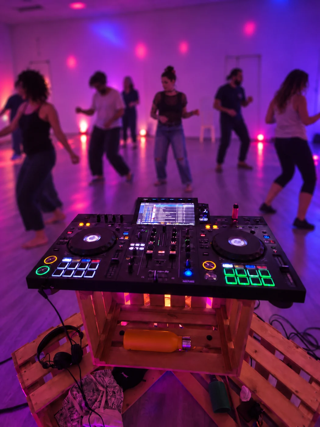 Les platines du DJ face à la salle de danse