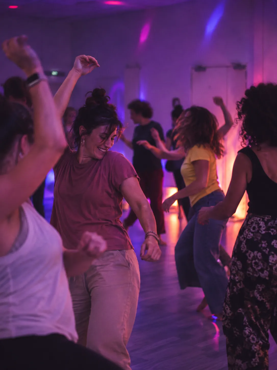 Un danseur lève les bras, dans son propre mouvement